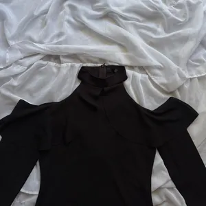 Missguided Cold Shoulder Ruffled Midi Dress thumbnail 3