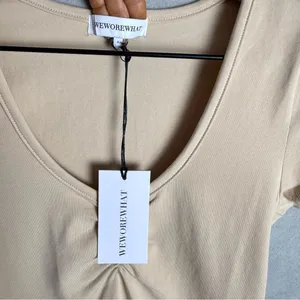 Brand New WeWoreWhat Cropped Baby V-Neck Short Sleeve T-Shirt in Beige NWT thumbnail 3