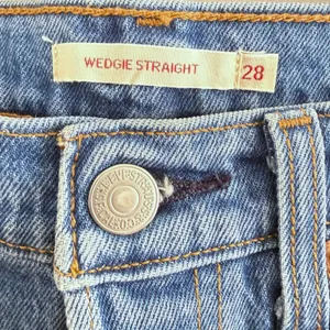Levis Premium Wedgie Straight High Rise‎ Medium Wash Distressed Jeans Size 28 thumbnail 7