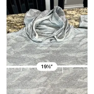Vuori Halo Essential Hoodie Pale Gray Camo Women's Pullover Size Small? thumbnail 6