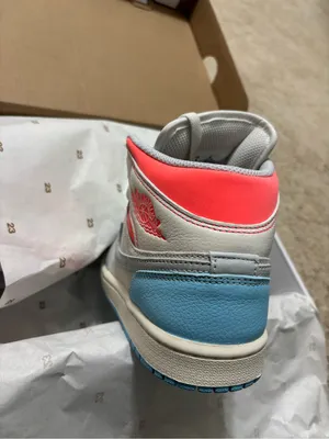 Women’s Air Jordan 1 thumbnail 3