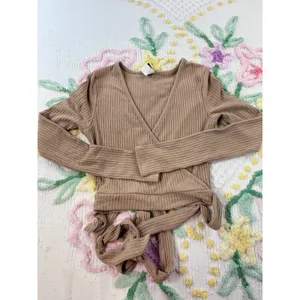 Windsor Wrap Top Ribbed Long Sleeve Tie Front Crop Top Beige Size M thumbnail 2