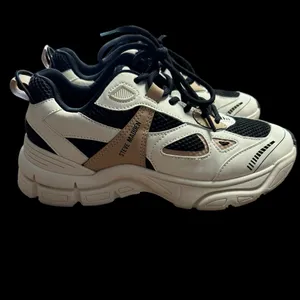 Steve Madden Clydie Platform Sneakers • size 9.5 thumbnail 2