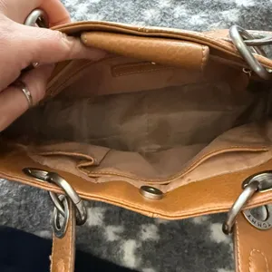 Tommy Hilfiger Y2k Tan Leather Going‎ Out Ring Shoulder Purse thumbnail 4