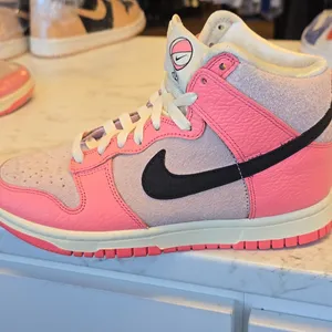 Nike High-Top Sneakers in Pink and Black thumbnail 3