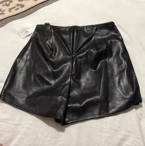 Windsor Brand new with tags!!! Black Leather Skirt thumbnail 3