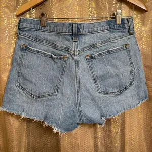 Abercrombie & Fitch High-Rise Mom Shorts Light Wash Raw Hem 10/30 thumbnail 2