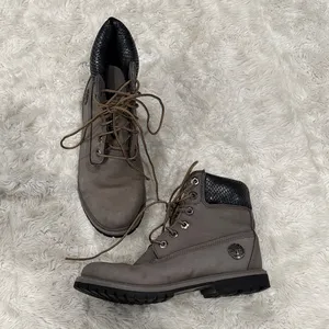 Timberland Waterproof Boots Gray Nubuck with Black‎ Snakeskin-print Woman’s Sz 7 thumbnail 2