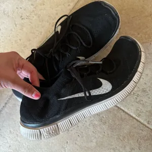 Black Nike running shoes thumbnail 3
