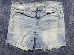 American Eagle Light Wash Denim Shorts with Frayed Hem Size 6 thumbnail 2