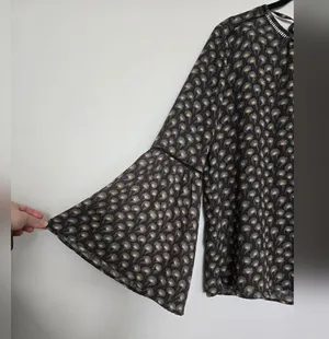 ANN TAYLOR LOFT Boho Peacock FeatherPrint Bell Sleeve Blouse Grey thumbnail 4