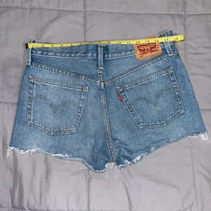 Levi's High-Waisted Denim Shorts thumbnail 5