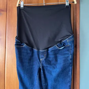 Loft Maternity Dark Wash Jeans- Size 4 Petite Medium thumbnail 3