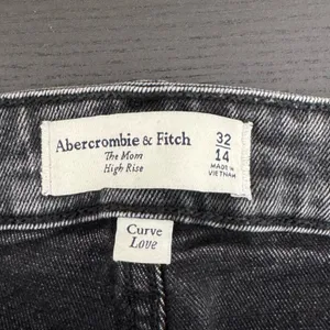 Abercrombie & Fitch Curve The Mom High Rise Jeans in a Black Faded‎ Acid Wash 14 thumbnail 8