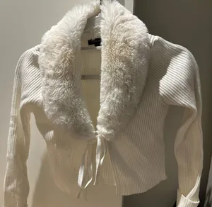 White Sweater with fur collar thumbnail 1