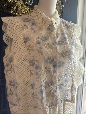 Ultra Pink Cream Eyelet Lace Floral Sleeveless Blouse with Blue Floral size L thumbnail 2