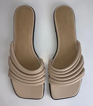 Product Details Sandals, Leather, Open square toe, Buckle-fastening ankle strap, Leather sole. 100% Lambskin Product Code: 1647597338034119 FRAME It all started with one good pair of jeans – Le Skinny de Jeanne. The super-flattering style was soon spotted on supermodels like Miranda Kerr and Karlie Kloss, and the brand blew up. Today, Frame Denim focuses on flawless design with a European aesthetic – the French “dressed up casual” has become the label’s DNA. Good condition with minor signs of wear, see photos for details and condition thumbnail 1