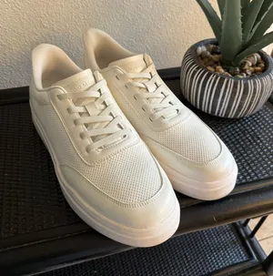 Men’s white sneakers Size 9 thumbnail 1