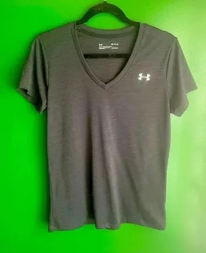 Under Armour Black Loose Fit V Neck Tshirt Tee Shirt Size Medium EUC! thumbnail 1
