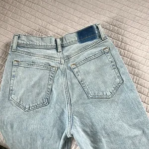Abercrombie & fitch the 90s straight ultra high-rise light wash jeans 6 28” S​​​ thumbnail 10