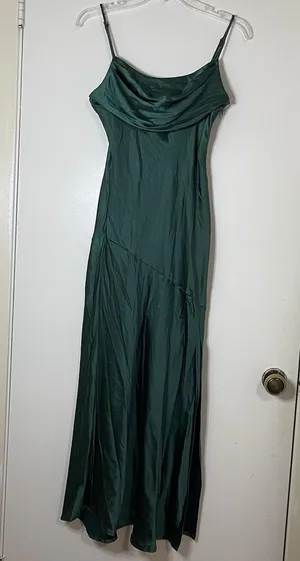 NEW! Selfie Leslie Well Versed Pleated Bust Front Split Dress Forest Green Med thumbnail 4