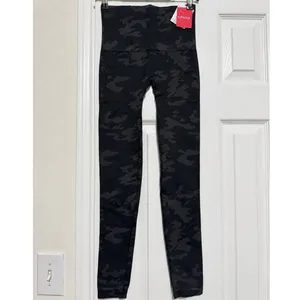 SPANX Look At Me Now Seamless Leggings Black Camo High Waist NWT Small thumbnail 2