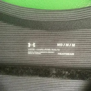 Under Armour Black Loose Fit V Neck Tshirt Tee Shirt Size Medium EUC! thumbnail 3