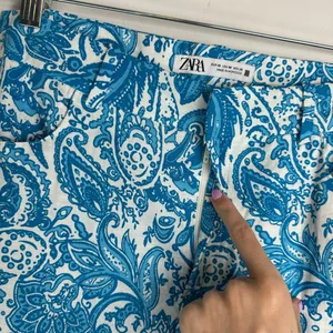 NWOT ZARA Linen Blend Trouser Pants Sz 6 Kick Flare Hem Blue Paisley Print thumbnail 7