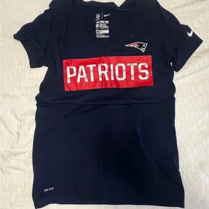 Nike Patriots Navy and Red T-Shirt size medium thumbnail 1