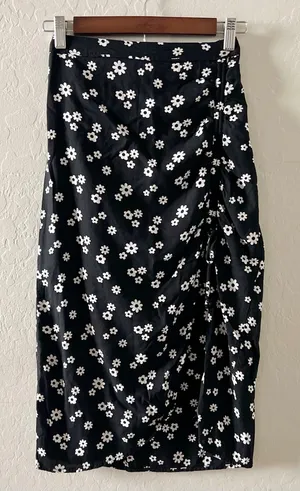 Hollister Black & White Floral High-Rise Cinched Midi Skirt thumbnail 1