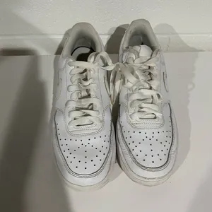 Nike White Athletic Sneakers size 9 thumbnail 2