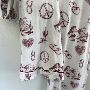Lainey Wilson‎ Peace, Love, and Cowboys Bell Bottom Western Print PJ Set Size L thumbnail 8