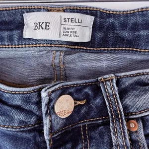 BKE Women's Stella Distressed Slim Fit Low Rise Ankle Jeans Size 28 thumbnail 3