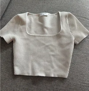 Babaton Aritzia Top Sculpt Crop thumbnail 1