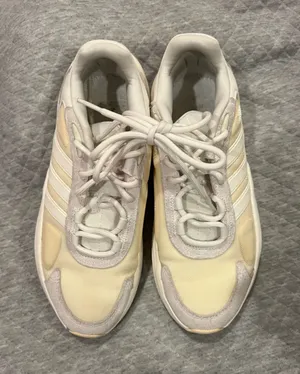 Adidas Women’s Cream & White Lightweight Sneakers thumbnail 1
