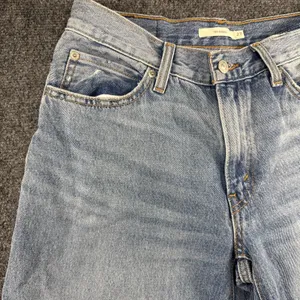Levi's 94 Baggy Jeans Women's 27 Light Wash Distressed Wide Leg Y2K Denim thumbnail 3