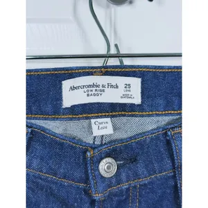 Abercrombie & Fitch Curve Love Low Rise Baggy Jeans Size 25 Long Dark Wash thumbnail 4