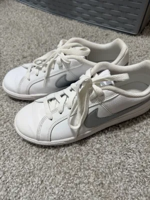 Nike white shoes thumbnail 2