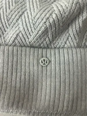 Lululemon Gray Cableknit Chevron Lined Beanie Hat Pom Pom Ski Snow Hat thumbnail 3