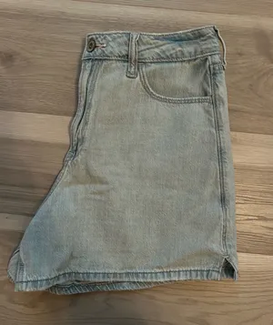 Hollister Ultra High Rise Shorts thumbnail 2
