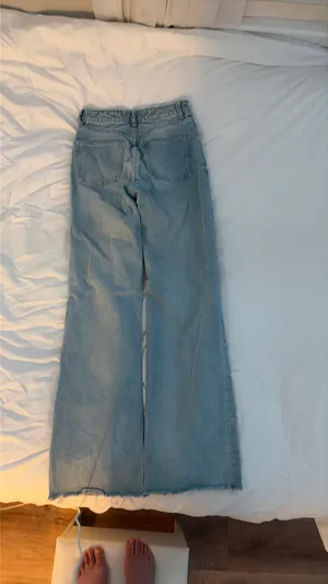 ZARA High-Rise Jeans Wide-Leg Raw Hem thumbnail 2