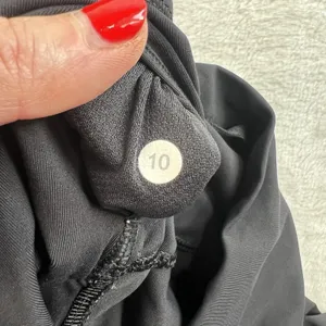 Lululemon Athletica‎ Size 10 Crop Capri Mesh Panel Leggings Black Zip Pockets thumbnail 9