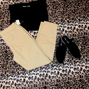 AEROPOSTALE Khaki Pants Women’s Size 4 Short Low Rise Skinny Pants Khaki Chinos thumbnail 2