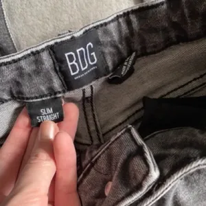 W25-‎ BDG Gray Hi-Rise Slim Straight Women's Jeans thumbnail 3
