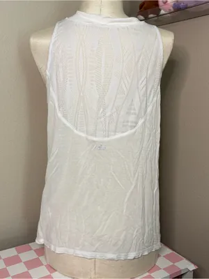 Alo yoga top flowy preppy athletic quiet luxury women’s yoga Pilates white smal thumbnail 3