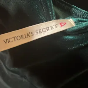 “Vintage” Victoria’s Secret emerald green velvet mini dress thumbnail 2