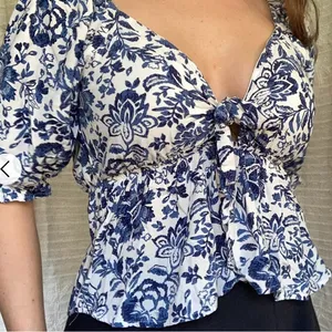 Mi Ami for Francesca’s Floral Blue and White Women's Top thumbnail 1