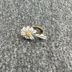 White Enamel Daisy Flower with‎ a pedal retro Golden Metal Opening ring new thumbnail 3