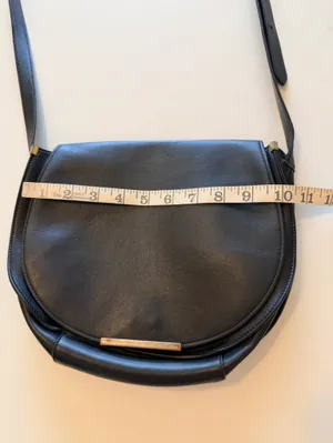Cuyana mini saddle crossbody Bag , black leather, minimalist look thumbnail 4