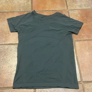 Lululemon run swiftly, short sleeve, top and olive green thumbnail 3